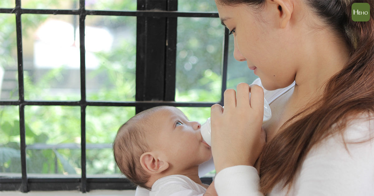 Khuyến nghị không chơi đùa quá hưng phấn trước giờ đi ngủ vì sẽ khiến trẻ khó vào giấc ngủ sâu. (Hình / Trích từ Heho được cấp phép)